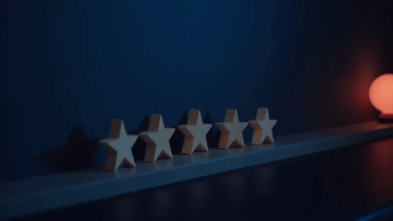 Cinq étoiles en bois disposées en arc ascendant sur un comptoir sombre, éclairées par une lampe corail